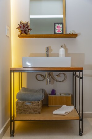 Appartement, non-fumeur | Salle de bain | Douche, articles de toilette (gratuits), séchoir à cheveux