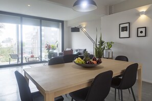 Apartamento, para não fumantes | Opções para refeição no quarto