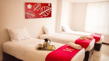 Habitación triple estándar | Ropa de cama de alta calidad y decoración personalizada