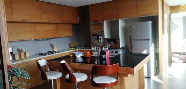 Villa | Private kitchen | Full-sized fridge, oven, stovetop, cookware/dishes/utensils