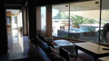 Vila | Area keluarga | Televisi layar datar 56-inci dengan saluran TV satelit dan TV