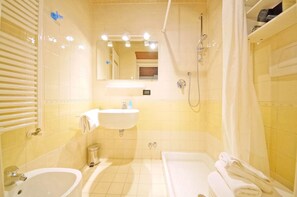 Studio | Badezimmer | Dusche, Regendusche, Haartrockner, Bidet