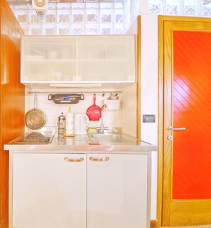 Studio | Eigene Kochnische | Kühlschrank, Herdplatte, Wasserkocher, Kochgeschirr/Geschirr/Besteck