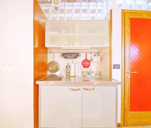 Kühlschrank, Herdplatte, Wasserkocher, Kochgeschirr/Geschirr/Besteck