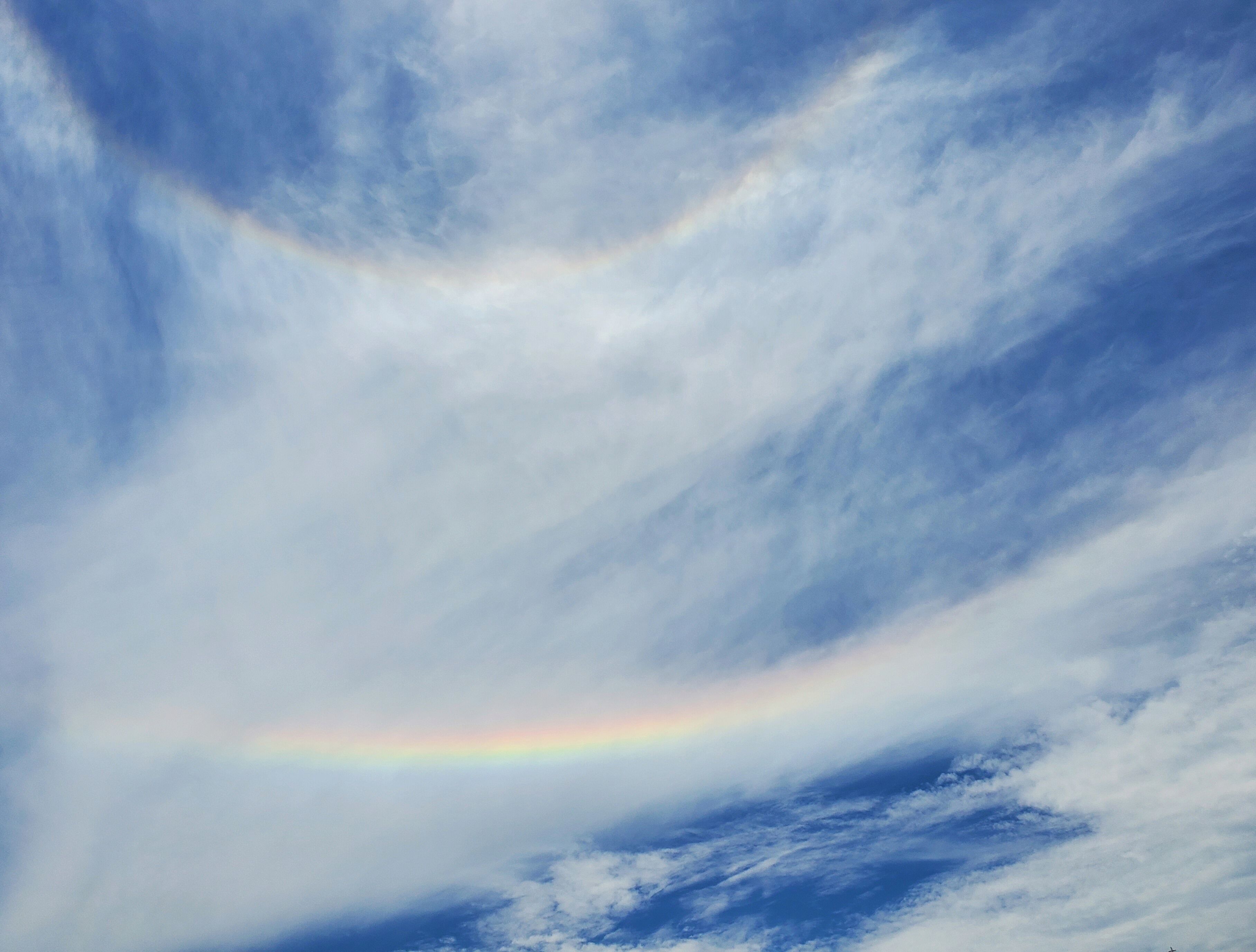 Un cielo con nubes y un arcoíris.