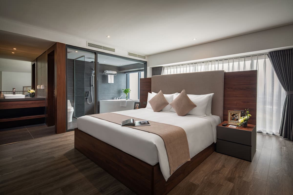 Premier Loft, 1 Bedroom | 1 bedroom, in-room safe, soundproofing, iron/ironing board