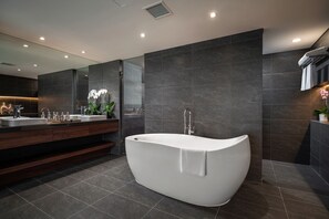 Shower, free toiletries, hair dryer, bathrobes - Pentstudio West Lake Hanoi (Hanoi)