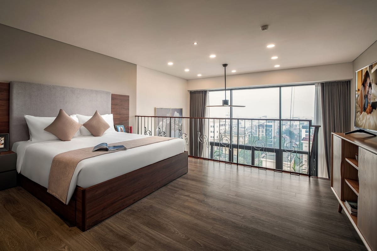 Executive Loft, 1 Bedroom | 1 bedroom, in-room safe, soundproofing, iron/ironing board