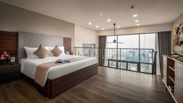 Executive Loft, 1 Bedroom | 1 bedroom, in-room safe, soundproofing, iron/ironing board
