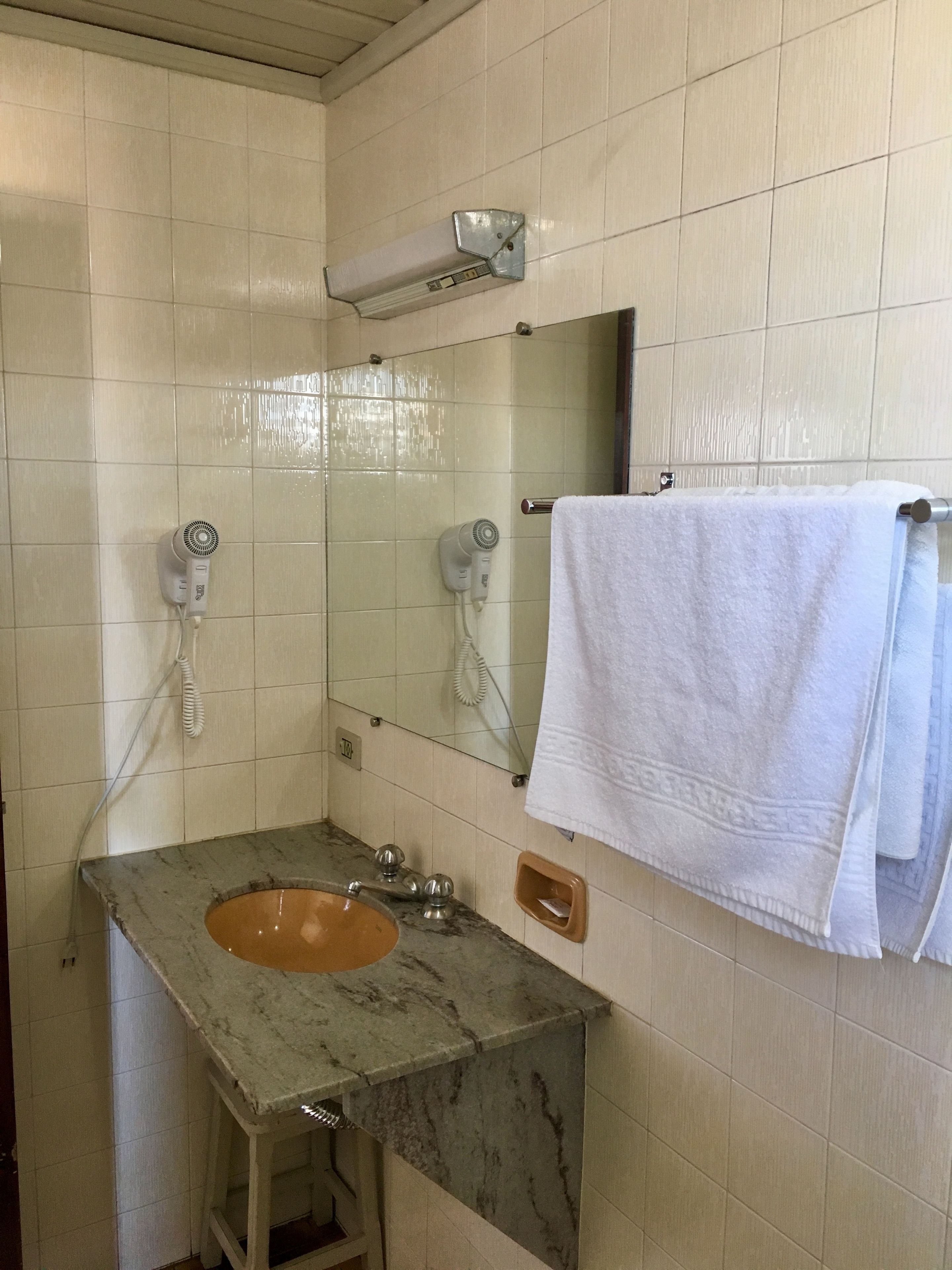 shower, free toiletries, bidet, towels