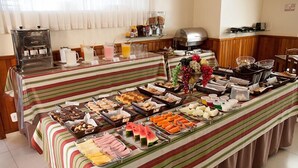 Een buffet met diverse gerechten en een koffiehoek.