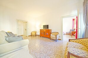 Apartamento, 2 quartos | Área de estar | TV de tela plana