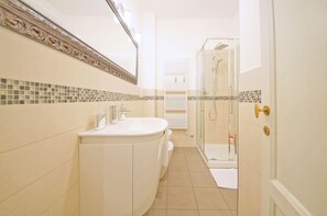 Apartamento, 2 habitaciones | Baño | Ducha, cabezal de ducha tipo lluvia, secador de pelo y bidé