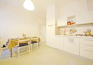 Appartement, 2 chambres | Restauration dans la chambre