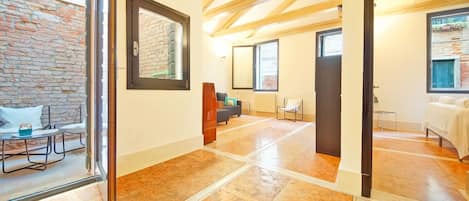 公寓, 2 间卧室, 运河景观 | 起居区 | 平板电视