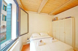 Lägenhet - 2 sovrum - utsikt mot kanalen | Skrivbord, strykjärn/strykbräda, gratis wi-fi och sängkläder