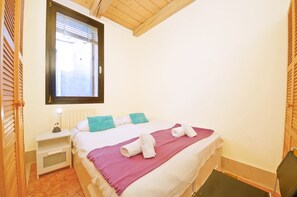 Apartamento, 2 quartos, vista para o canal | Escrivaninha, ferros/tábuas de passar roupa, Wi-Fi de cortesia