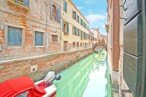 Apartamento, 2 quartos, vista para o canal | Vista do quarto
