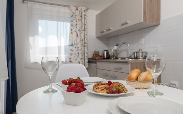 Studio, Sea View (More) | In-room dining