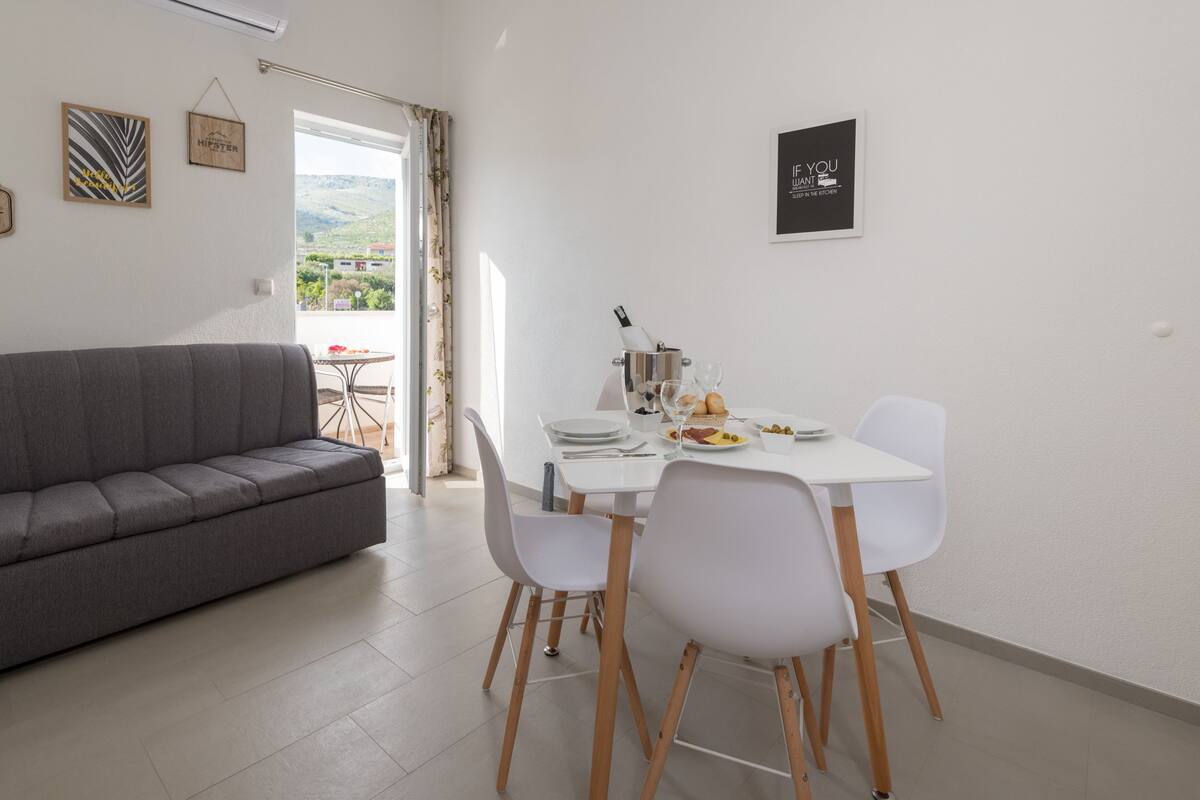 Apartment, 1 Bedroom (Maslina) | In-room dining