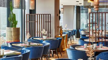 Se ofrece un desayuno bufé (115 PLN por persona)