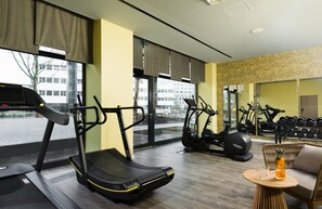 A gym with treadmills, elliptical machines, and a weight bench area. - Leonardo Hotel Offenbach Frankfurt (Offenbach am Main)