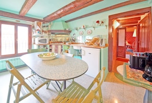 Apartment, 2 Schlafzimmer, Terrasse, Stadtblick | Eigene Küche | Großer Kühlschrank, Mikrowelle, Ofen, Herdplatte