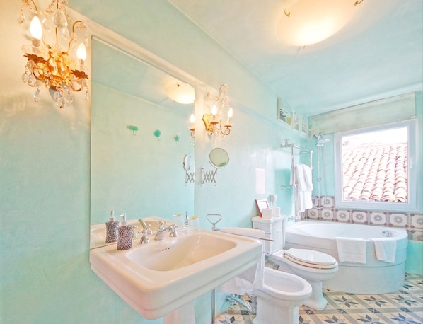 Apartment, 2 Schlafzimmer, Terrasse, Stadtblick | Badezimmer | Whirlpool, Haartrockner, Bidet, Handtücher