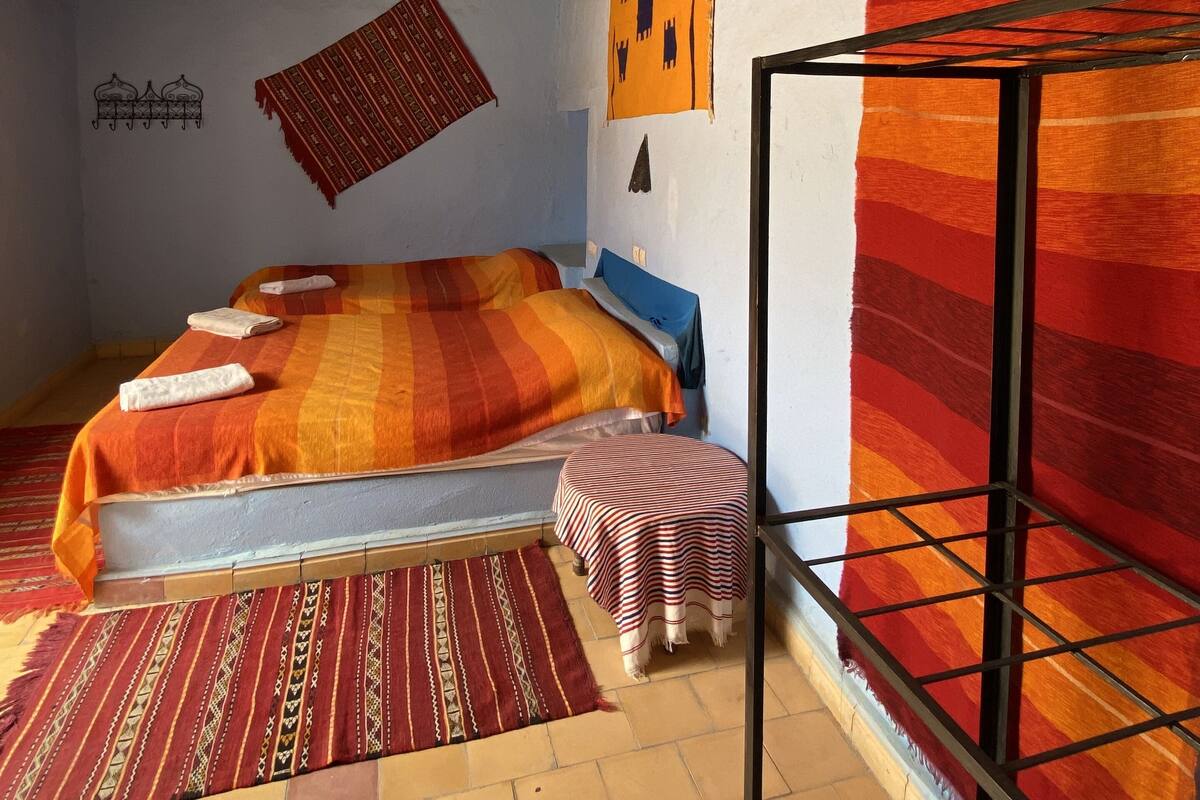 Driepersoonskamer | Een bureau, gratis wifi, beddengoed