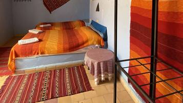 Triple Room | Desk, free WiFi, bed sheets