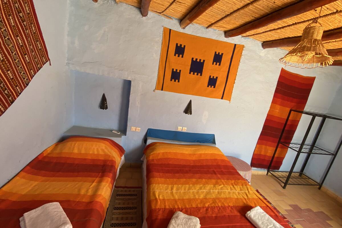 Een bureau, gratis wifi, beddengoed