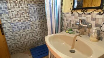 Shower, free toiletries, bathrobes, bidet