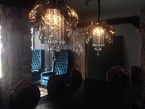 Maison Premium | Coin séjour | Télévision de 50 pouces avec chaînes par câble, Netflix