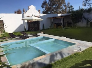 Piscine extérieure, parasols de plage, chaises longues