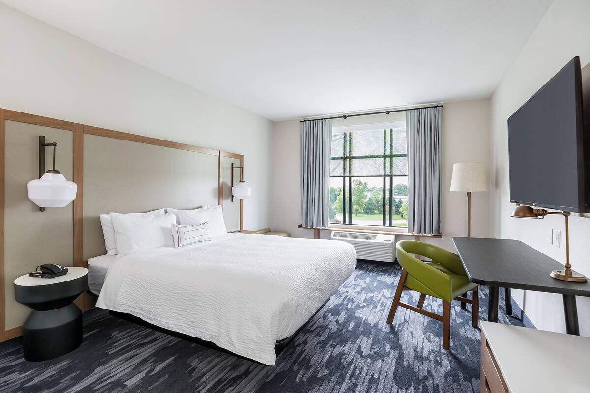 Room, 1 King Bed, City View (Mobility Accessible, Tub)