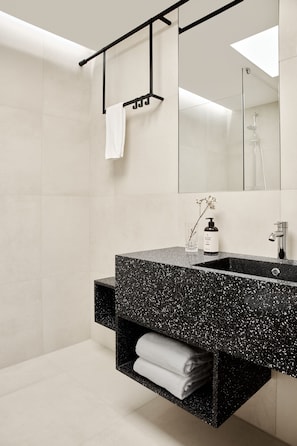 Pengering rambut dan handuk