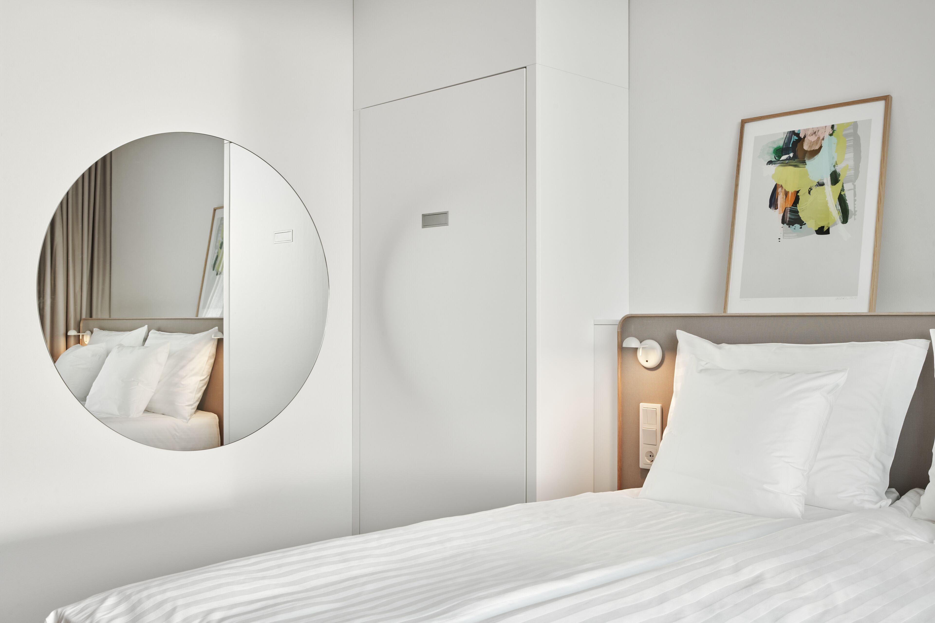 standard room, 1 king bed | in-room safe, desk, blackout curtains, soundproofing