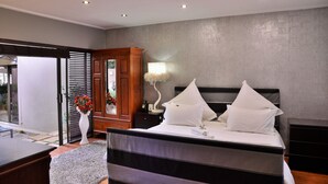 A bedroom with a bed, bedside table, lamp, and a view of the outside. - Die Kliphuis Standerton (Lekwa)