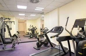 A gym with treadmills, elliptical machines, and weight equipment. - Leonardo Hotel Zurich Airport (Kloten)