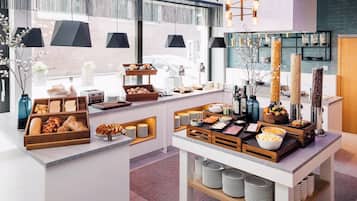 Desayuno buffet todos los días (con cargo)