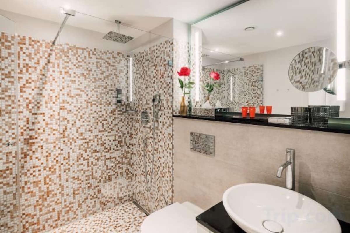 Douche, douche à « effet pluie », articles de toilette gratuits