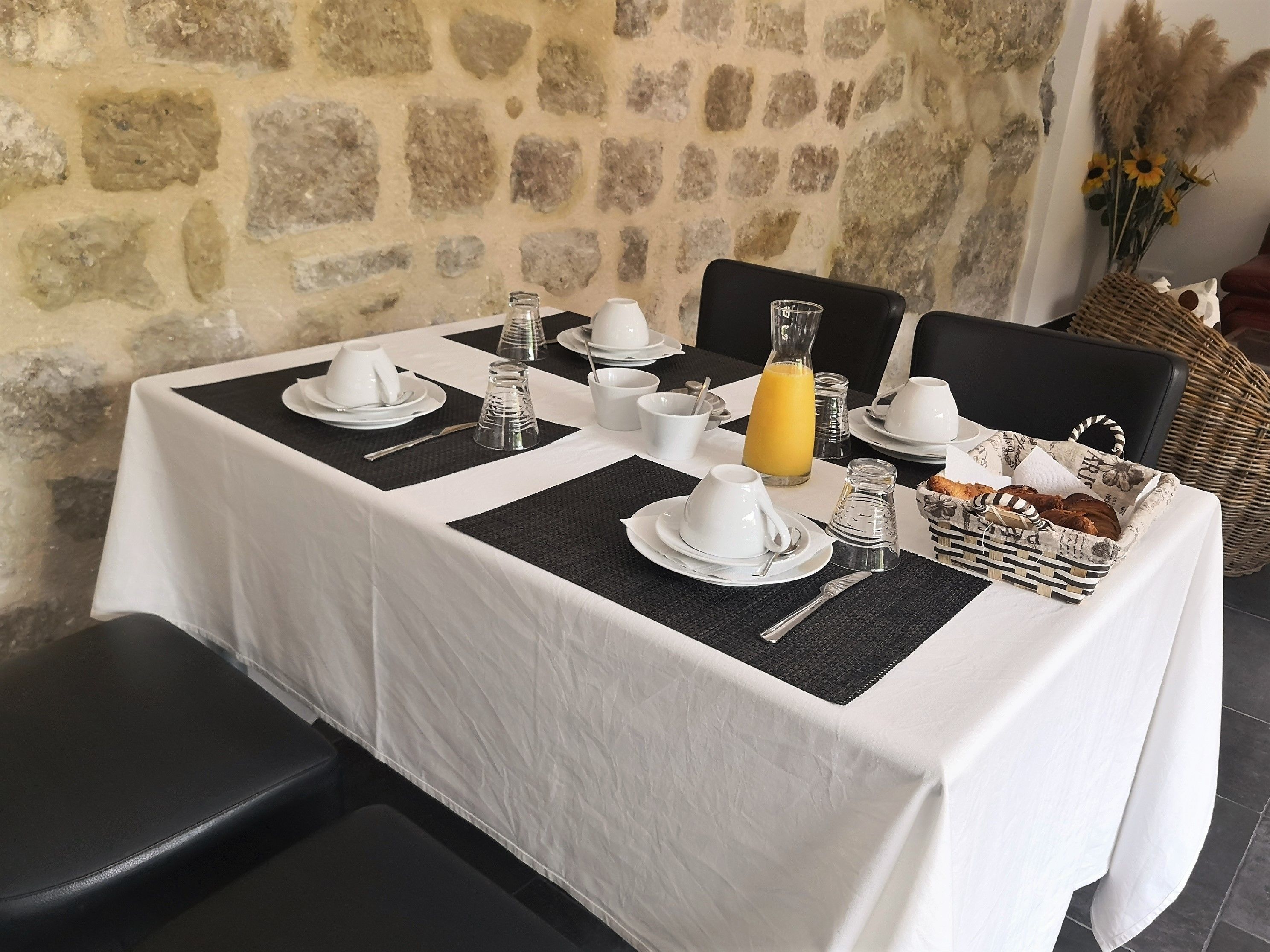 Café da manhã completo grátis todos os dias