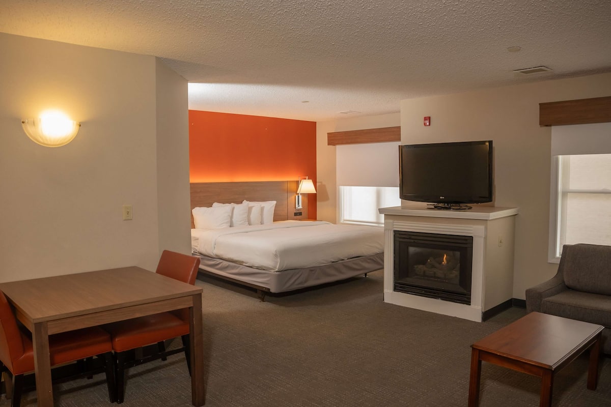 Studio Suite, 1 King Bed, Non Smoking | Desk, iron/ironing board, free cribs/infant beds, free rollaway beds
