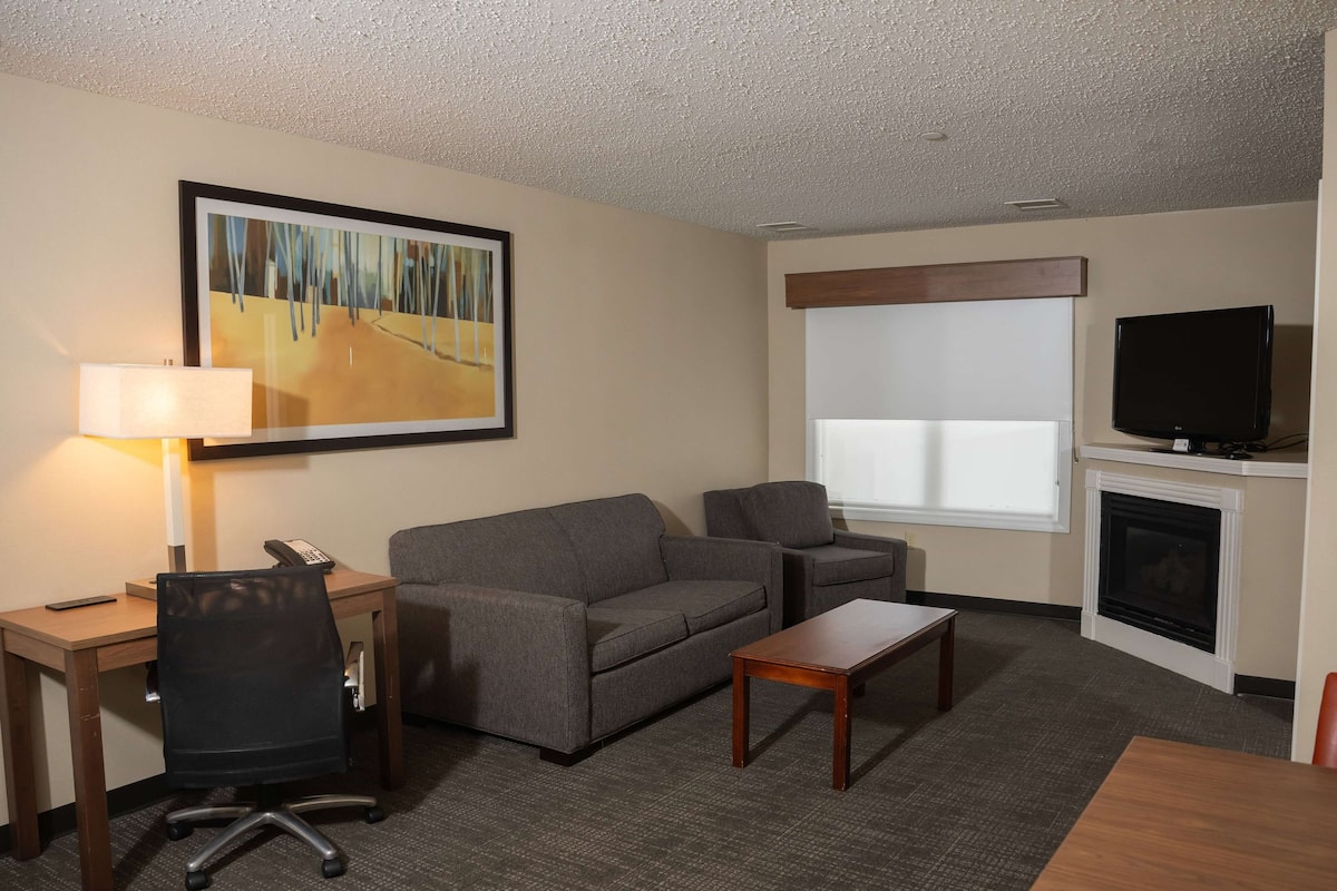 Suite, 2 Double Beds, Non Smoking (One-Bedroom) | Fitness facility