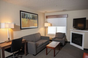 Deluxe Suite, 2 Queen Beds, Non Smoking (Two-Bedroom) | Living area | 32-inch flat-screen TV with cable channels, TV