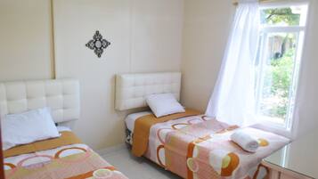 Espacio para trabajar con laptop, wifi gratis y ropa de cama