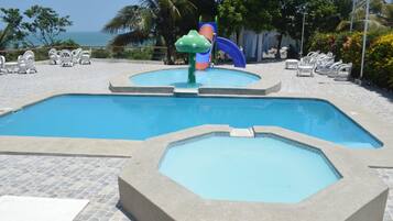 Hồ bơi ngoài trời