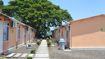 Laptopgeeigneter Arbeitsplatz, kostenloses WLAN, Bettwäsche