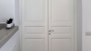 Un arco de entrada blanco con la palabra 'SUNRISE' escrita encima.