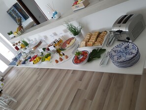 Desayuno completo gratuito y diario